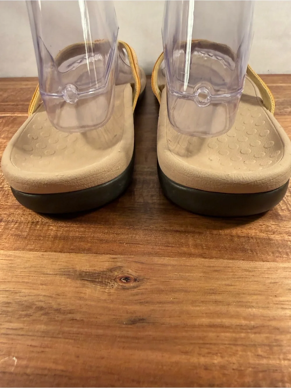 Vionic Casandra Thong Sandal in Buttercup Yellow Leather Size 10